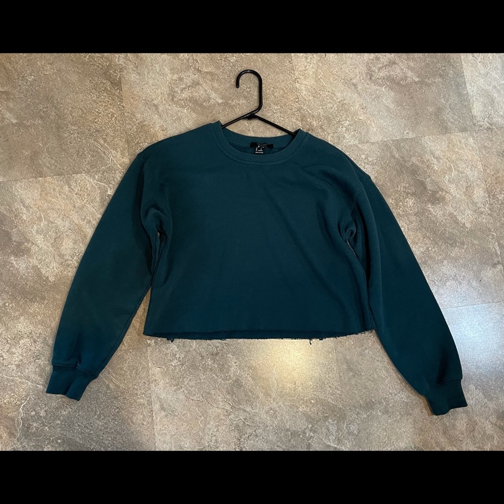 Forest Green cropped sweater. Rounded neckline.